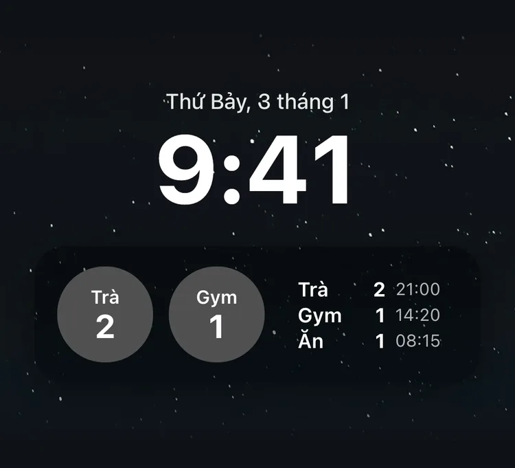 Màn hình khóa iPhone, bên dưới đồng hồ là tiện ích nút tròn Trà, Gym và tiện ích Bản ghi hôm nay liệt kê Trà, Gym, Ăn
